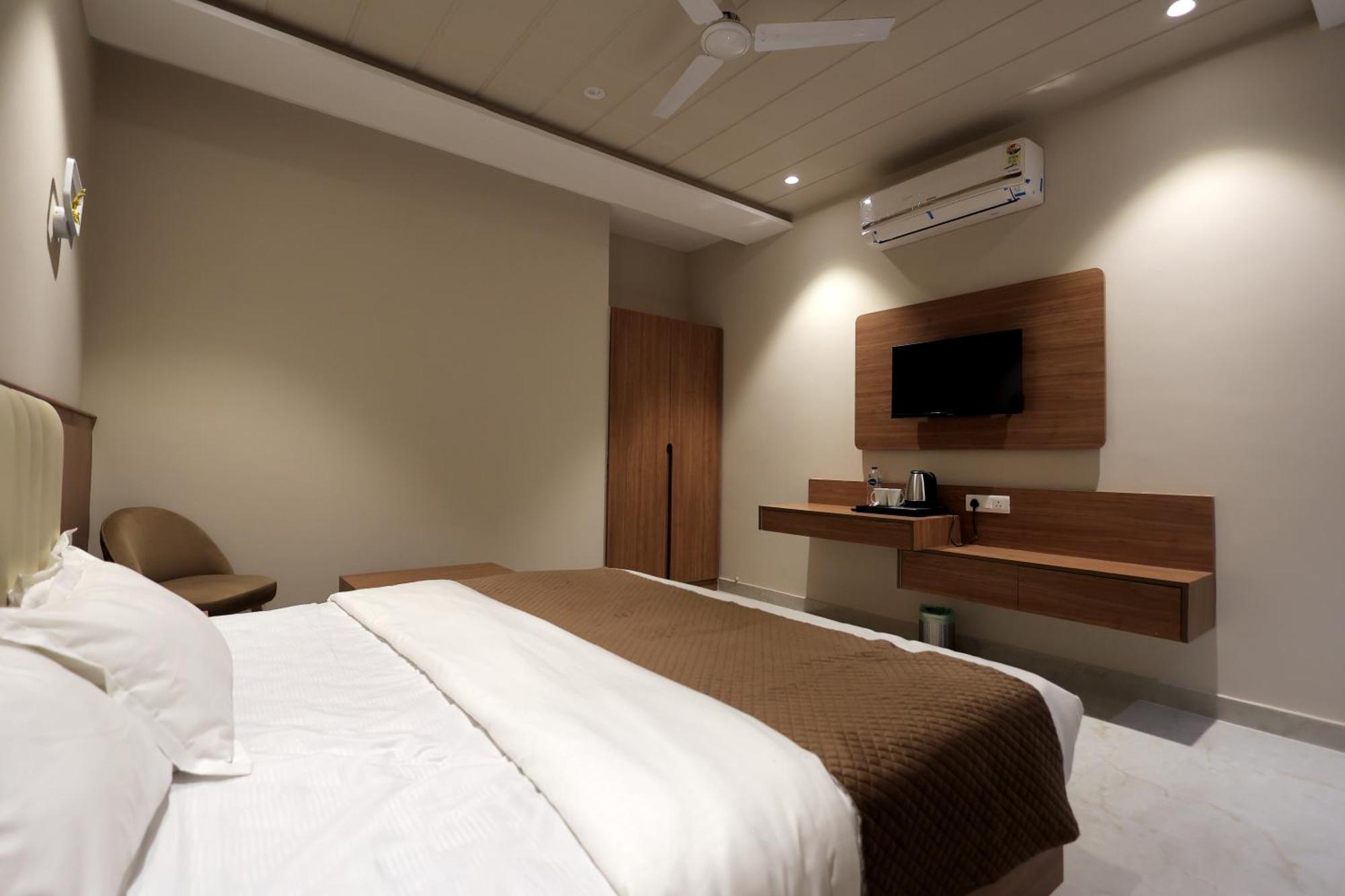 Hotel Regal Palm Moradabad Exteriör bild