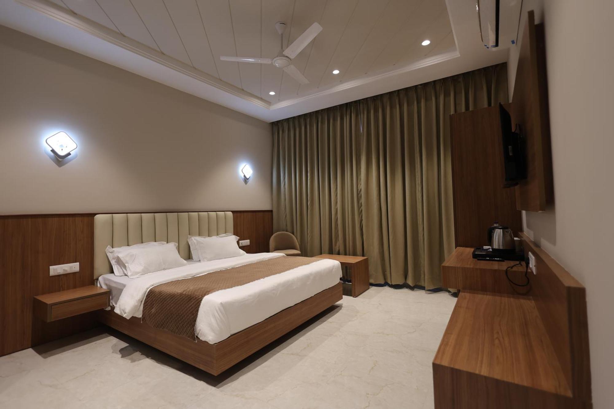 Hotel Regal Palm Moradabad Exteriör bild