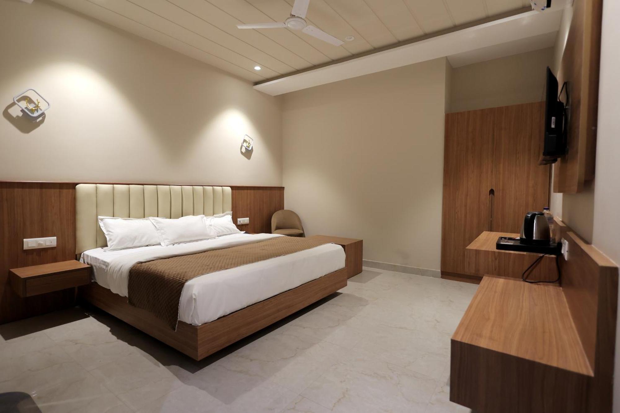 Hotel Regal Palm Moradabad Exteriör bild