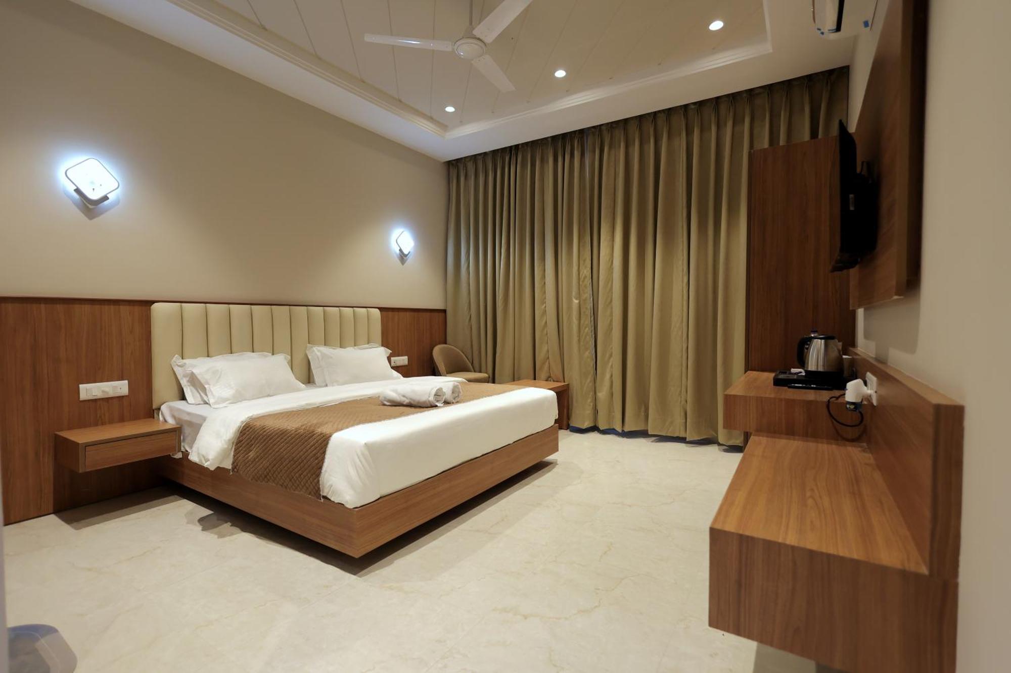 Hotel Regal Palm Moradabad Exteriör bild